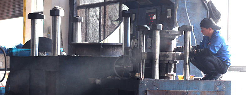 法(fǎ)蘭蝶閥專用(yong)設備